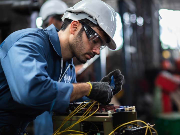 Nous intervenons dans la création, la rénovation et le dépannage électrique sur tous types de projets (industriel, logement collectif, milieu hospitalier, bureaux, habitation, …)